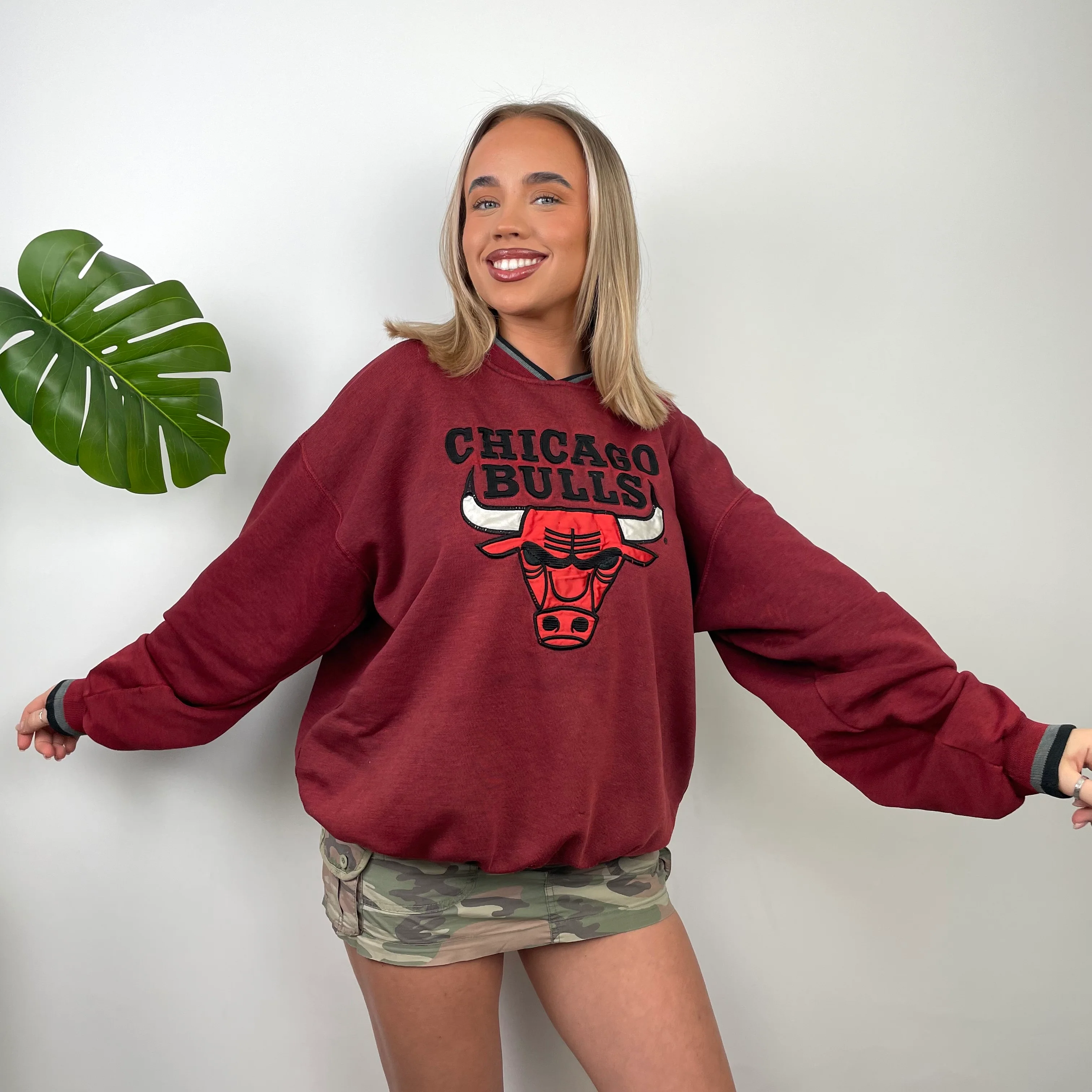 Chicago Bulls Embroidered Spell Out Sweatshirt (L)