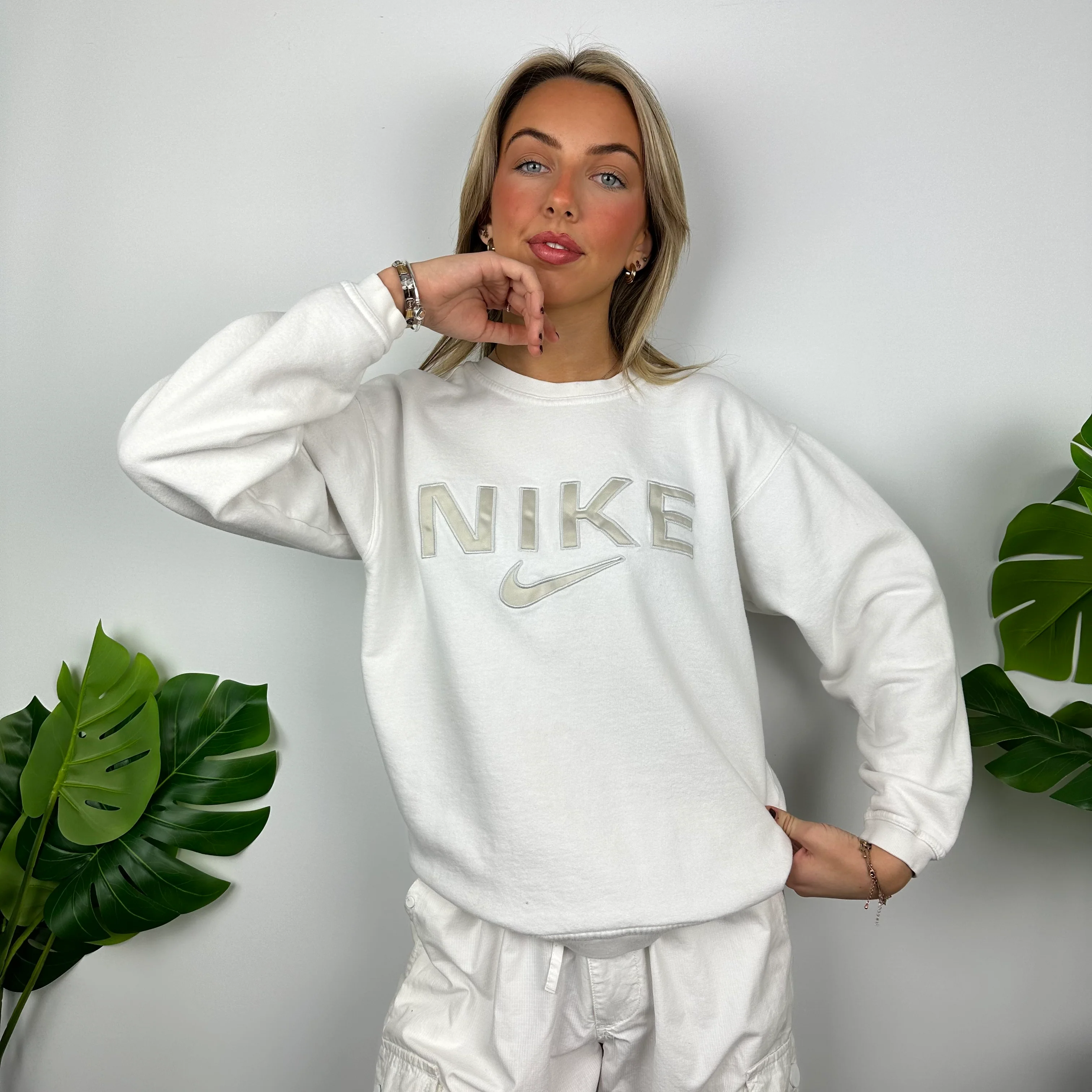 Nike White Embroidered Spell Out Sweatshirt (M) - Image 4