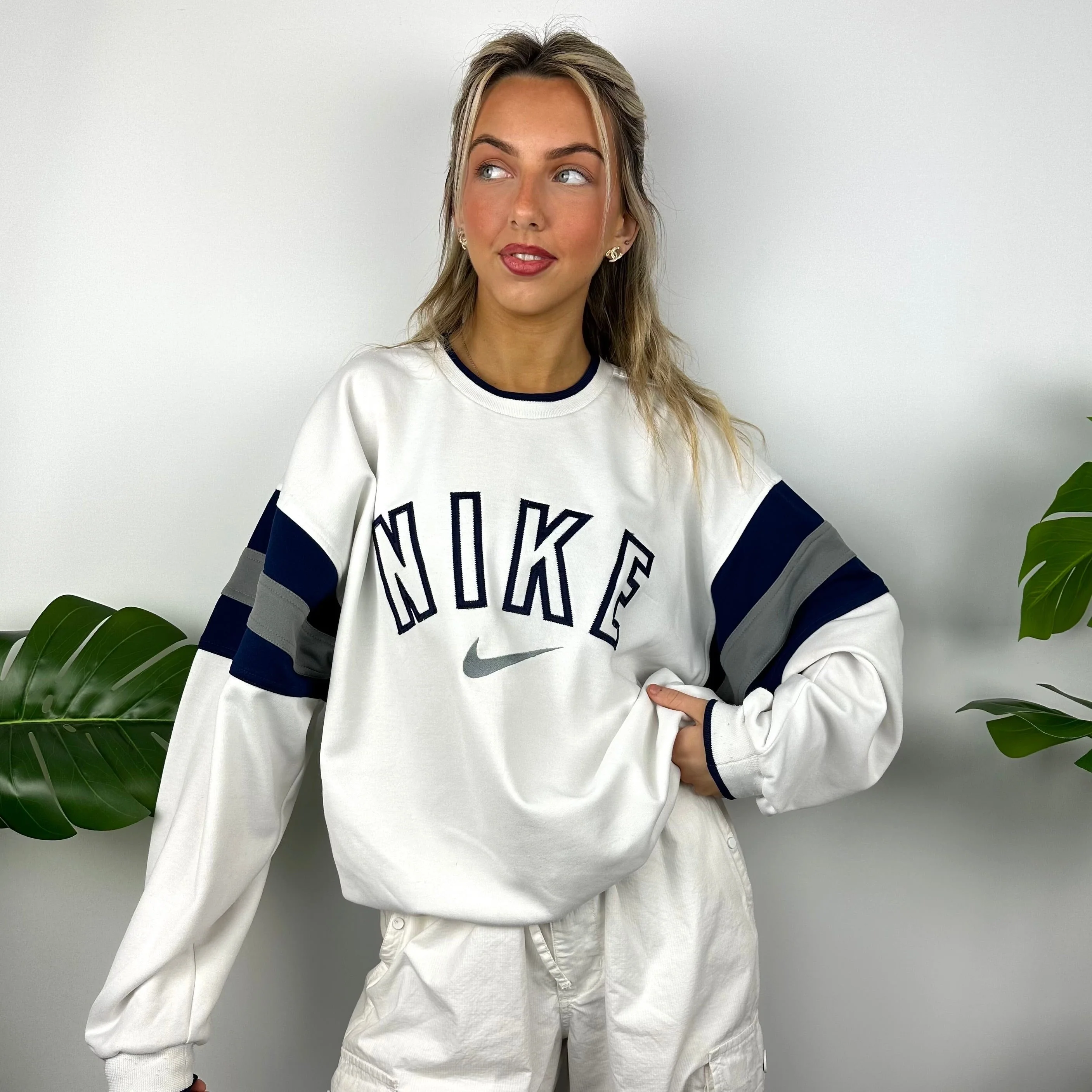 Nike White Embroidered Spell Out Sweatshirt (L) - Image 3