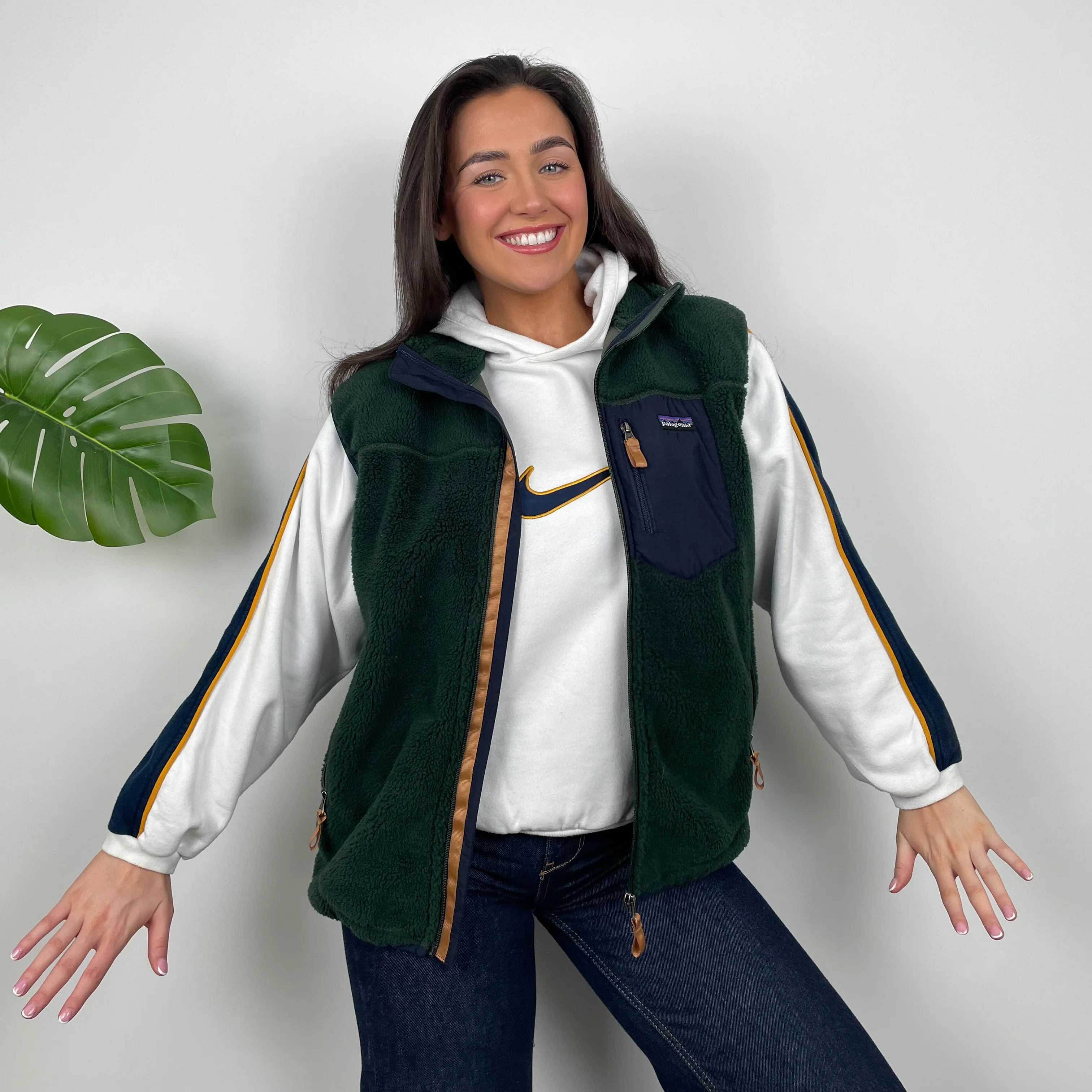 Patagonia RARE Green Embroidered Spell Out Teddy Bear Sherpa Fleece Gilet (M) - Image 2